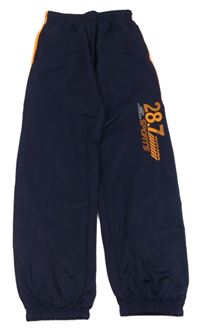 Tmavomodro-oranžové sportovní kalhoty s nápisem 