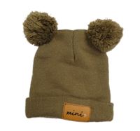 Hnědá pletená čepice s nášivkou a bambulemi 