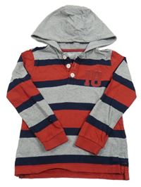 Sivo-červeno-tmavomodré pruhované tričko s číslom a kapucňou M&Co.