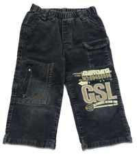 Tmavosivé manšestráky s nápismi a vreckami