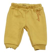 Žlté tepláky s nápisom