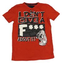 Červené tričko s nápisem 