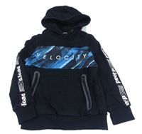 Čierno-modrá mikina s nápismi a vreckom a pruhom a kapucňou C&A