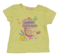 Žlté tričko s nápojem a kamienkami