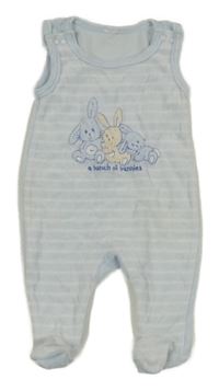 Světlemodro-bílé pruhované sametové dupačky s králikmi