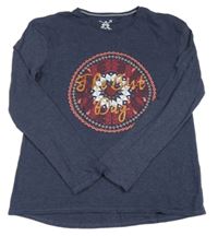 Tmavomodré tričko s mandalou a nápisom C&A