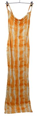 Dámske oranžovo-biele vzorované batikované dlhé šaty Pretty Little Thing