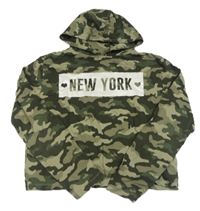 Khaki army crop triko s nápisem a kapucí C&A