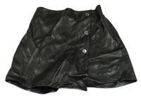 Čierne koženkové sukňové kraťasy