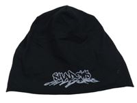 Čierna čapica s nápisom