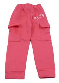 Ružové tepláky s nápisom