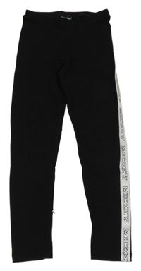 Čierne legíny s bielymi pruhmi s nápismi