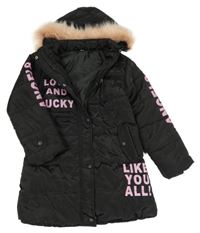 Černý prošívaný šusťákový zimní kabát s nápisy a odepínací kapucí s kožešinou 