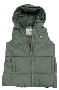 Khaki šusťáková zateplená vesta s nášivkou a kapucí Topolino