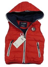 Nové - Červená šusťáková zateplená vesta s výšivkou a kapucí 