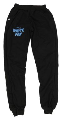 Černé tepláky s nápisem 