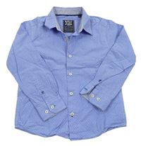 Modrá košeľa so vzorom
