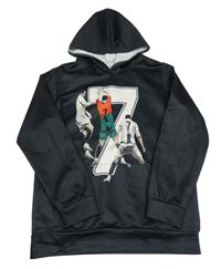 Čierna športová mikina so sportovci a číslom a vreckom a kapucňou