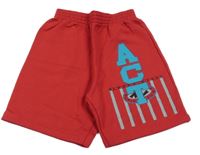 Červené teplákové kraťasy s písmenky