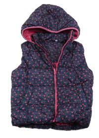 Tmavomodro-fuchsiová šusťáková zateplená vesta se srdíčky a kapucí C&A