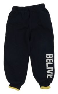 Tmavomodré tepláky s nápisom