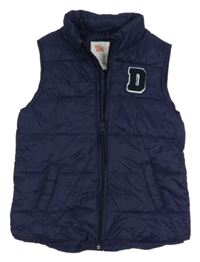 Tmavomodrá šušťáková zateplená vesta s písmenem