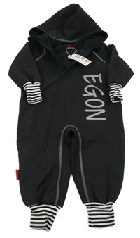 Nové - Černá softshellová kombinéza s nápisem a kapucí 