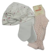 Nové - 3Set - Bílá čepice s kytičkami a mašlí Matalan + rukavice + světlerůžové ažurové ponožky 