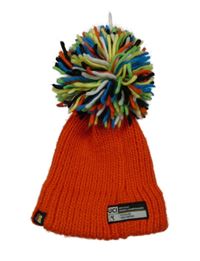 Červená pletená čepice s nášivkou a bambulí