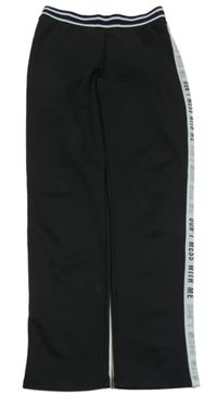 Černé sportovní tepláky s pruhem s nápisy Page One Young