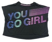 Čierny športový crop top s nápisom