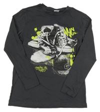 Tmavosivé tričko s topánkami Chapter young