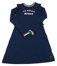 Tmavomodré vzorované šaty s nápisem a volánky Quapi