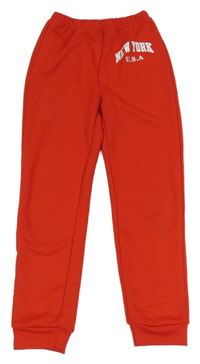 Červené tepláky s nápisem