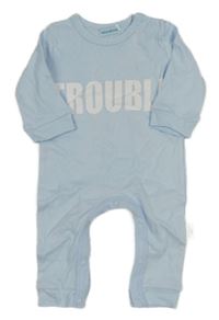 Světlemodrý overal s nápisem