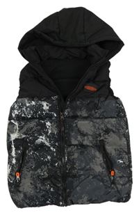 Čierno-sivo-biela vzorovaná šušťáková zateplená vesta s kapucňou