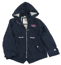 Tmavomodrá šušťáková jarná parka s nápisom a kapucňou