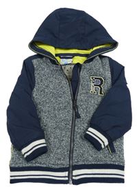 Tmavomodro-bílý melírovaný pleteno/šusťákový jarní bomber s písmenkem a pruhy a kapucí Topomini