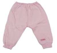 Svetloružové slabé tepláky s nášivkou DOKMA