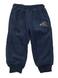 Tmavomodré plyšové teplákové nohavice s nápismi