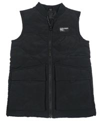 Čierna prešívaná šušťáková zateplená vesta s nášivkou F&F