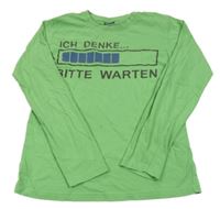 Zelené triko s nápisem