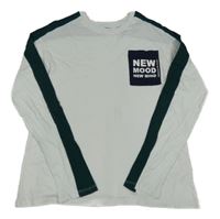 Biele tričko so zeleným pruhom a vreckom