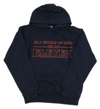 Tmavomodrá mikina s nápisom a kapucňou