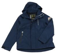 Tmavomodrá šusťáková jarní bunda s nášivkou a kapucí 