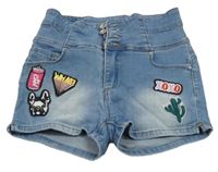 Světlemodré riflové kraťasy s nášivkami 