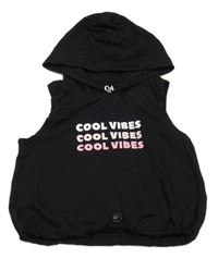 Čierny crop top s nápismi a kapucňou C&A