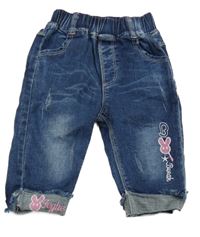 Tmavomodré rifle s nápisy 