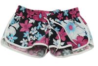 Černé plážové kraťasy s květy 