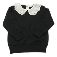 Čierna mikina s bielým golierikom a kvetmi a madeirou